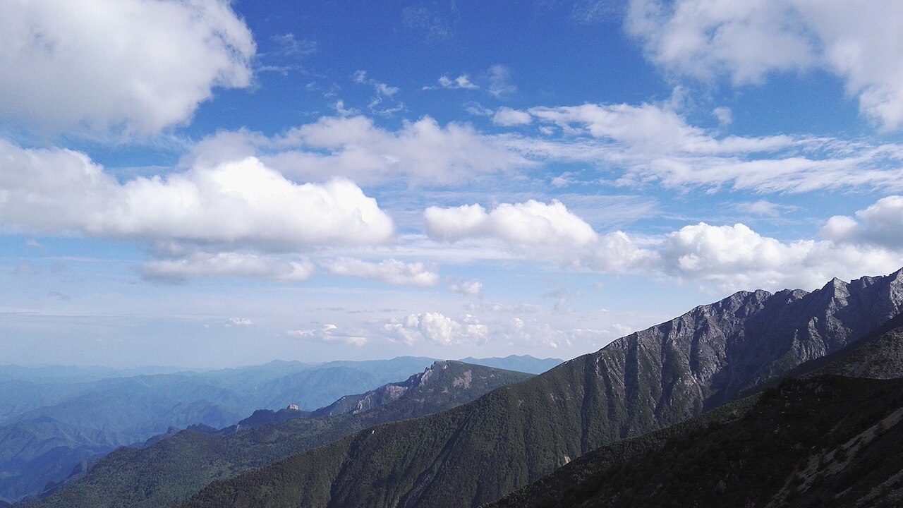 秦岭太白山山脊与云海